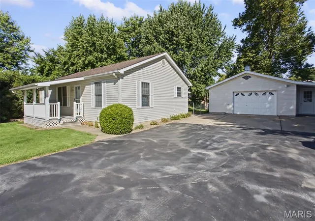 Photo 1 of Sale Pending at 523 Brown St, Brighton, IL 62012 | MLS# MIS26063089 | Listing updated on 2026-10-02