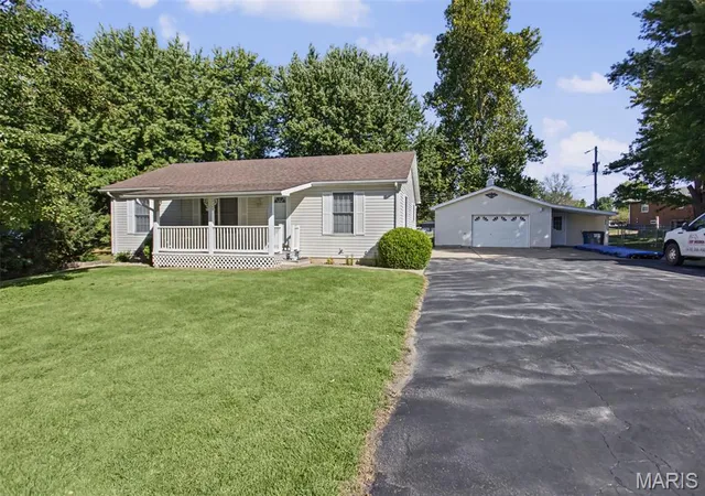 Photo 2 of Sale Pending at 523 Brown St, Brighton, IL 62012 | MLS# MIS26063089 | Listing updated on 2026-10-02