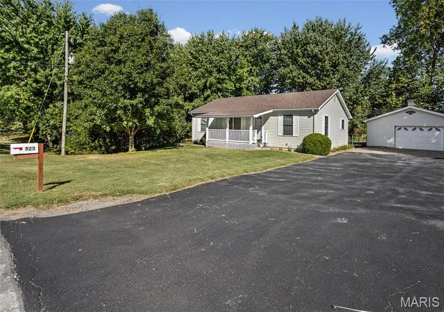 Photo 3 of Sale Pending at 523 Brown St, Brighton, IL 62012 | MLS# MIS26063089 | Listing updated on 2026-10-02