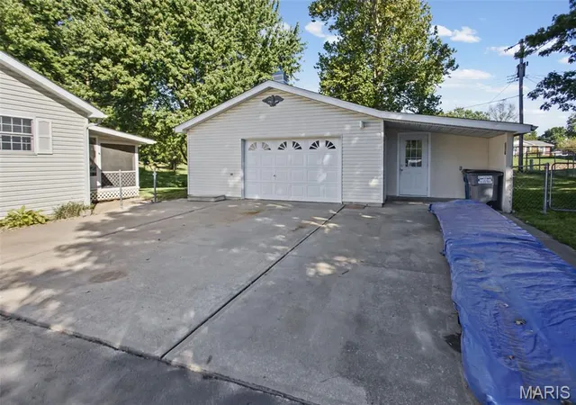 Photo 3 of Sale Pending at 523 Brown St, Brighton, IL 62012 | MLS# MIS26063089 | Listing updated on 2026-10-02