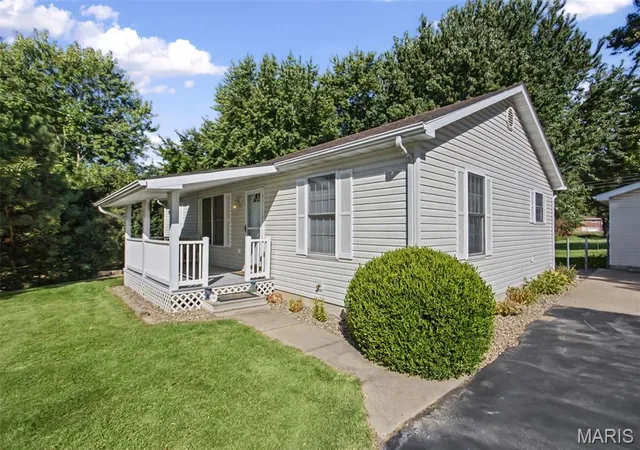 Photo 4 of Sale Pending at 523 Brown St, Brighton, IL 62012 | MLS# MIS26063089 | Listing updated on 2026-10-02