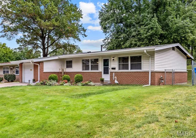 Photo 2 of Sale Pending at 1320 Paddock Dr, Florissant, MO 63033 | MLS# MIS26063090 | Listing updated on 2026-10-05