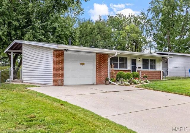 Photo 3 of Sale Pending at 1320 Paddock Dr, Florissant, MO 63033 | MLS# MIS26063090 | Listing updated on 2026-10-05