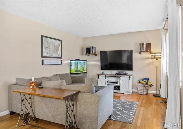 Photo 3 of Sale Pending at 1320 Paddock Dr, Florissant, MO 63033 | MLS# MIS26063090 | Listing updated on 2026-10-05