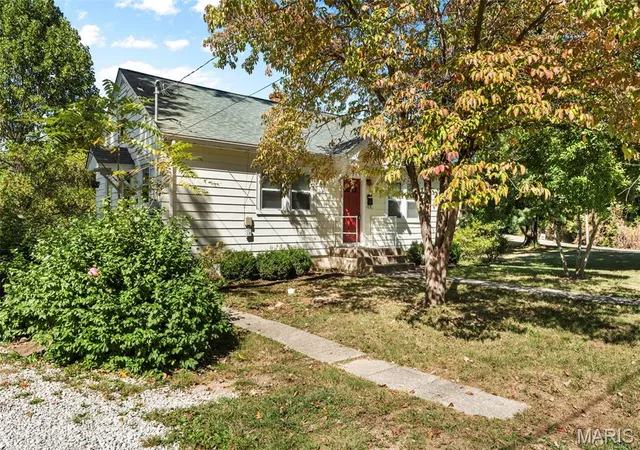 Photo 2 of Single family home for sale at 709 Payne St, Edwardsville, IL 62025 | MLS# MIS26063091 | Listing updated on 2026-10-05