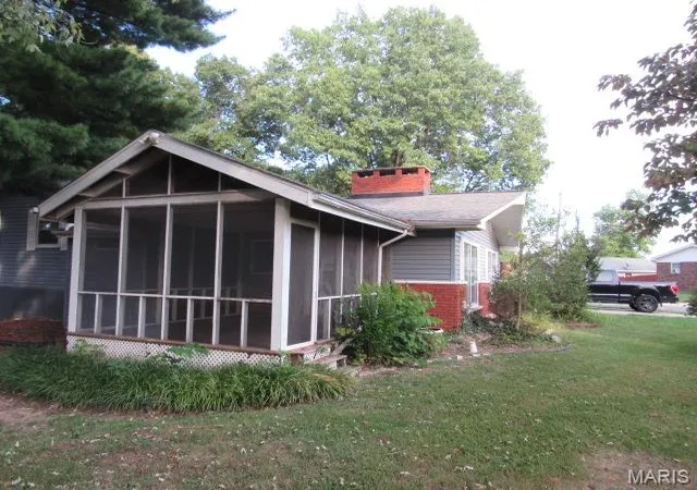 Photo 3 of Single family home for sale at 201 Whispering Oaks Dr, Bethalto, IL 62010 | MLS# MIS26063093 | Listing updated on 2026-10-03