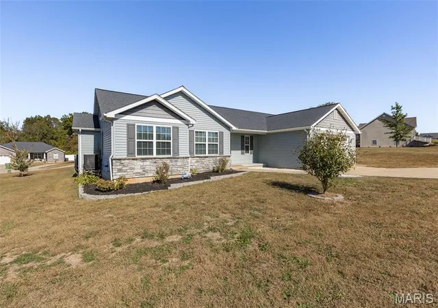 Photo 3 of Single family home for sale at 212 Redbud Dr, Fredericktown, MO 63645 | MLS# MIS26063099 | Listing updated on 2026-10-21