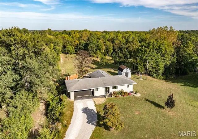 Photo 2 of Single family home for sale at 115 Schoeneman Rd, Shipman, IL 62685 | MLS# MIS26063100 | Listing updated on 2026-10-02