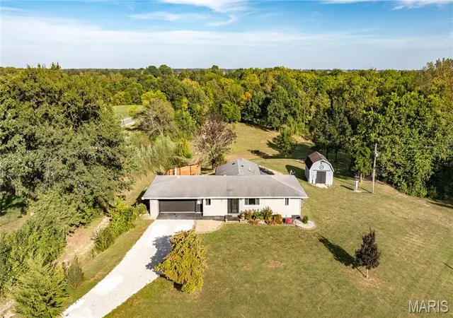 Photo 3 of Single family home for sale at 115 Schoeneman Rd, Shipman, IL 62685 | MLS# MIS26063100 | Listing updated on 2026-10-02