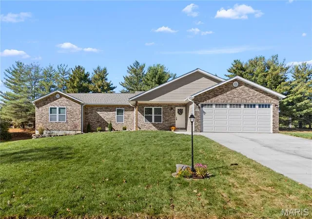 Photo 1 of Single family home for sale at 1005 Deerfield Cir, Alton, IL 62002 | MLS# MIS26063118 | Listing updated on 2026-10-21
