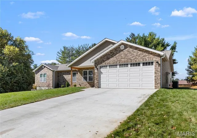 Photo 2 of Single family home for sale at 1005 Deerfield Cir, Alton, IL 62002 | MLS# MIS26063118 | Listing updated on 2026-10-21