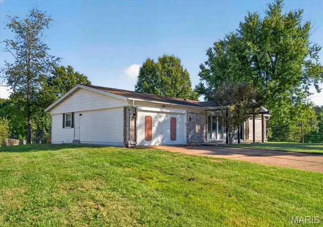 Photo 4 of Single family home for sale at 14 El Jer Dr, Cedar Hill, MO 63016 | MLS# MIS26063122 | Listing updated on 2026-09-30