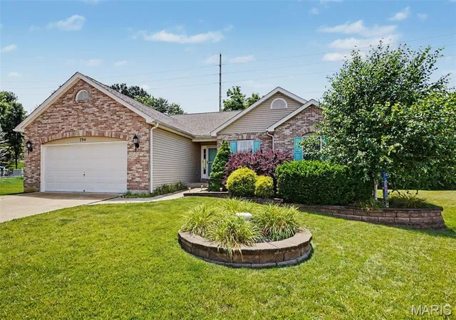 Photo 2 of Sale Pending at 794 Berrywine Ln, Arnold, MO 63010 | MLS# MIS26063123 | Listing updated on 2026-10-03