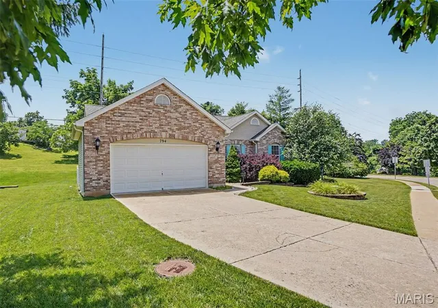 Photo 3 of Sale Pending at 794 Berrywine Ln, Arnold, MO 63010 | MLS# MIS26063123 | Listing updated on 2026-10-03