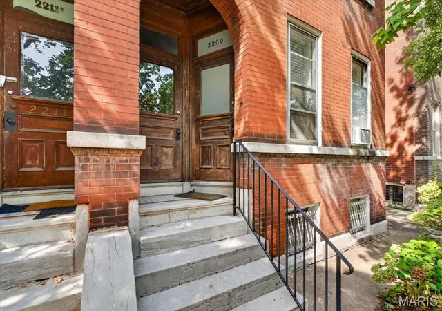 Listing Photo 4 - Condo for sale in building located at 2209 Jules St, Saint Louis, MO 63104