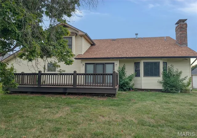 Photo 3 of Single family home for sale at 24 Huntington Pkwy, Saint Charles, MO 63301 | MLS# MIS26063151 | Listing updated on 2026-10-04