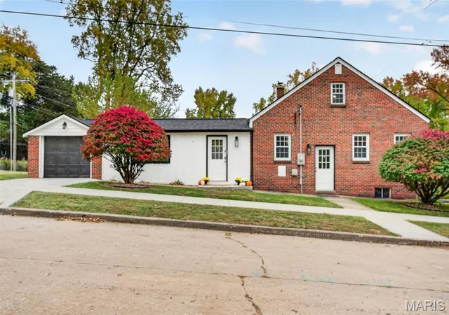 Photo 4 of Single family home for sale at 300 S Charles St, Edwardsville, IL 62025 | MLS# MIS26063152 | Listing updated on 2026-10-29