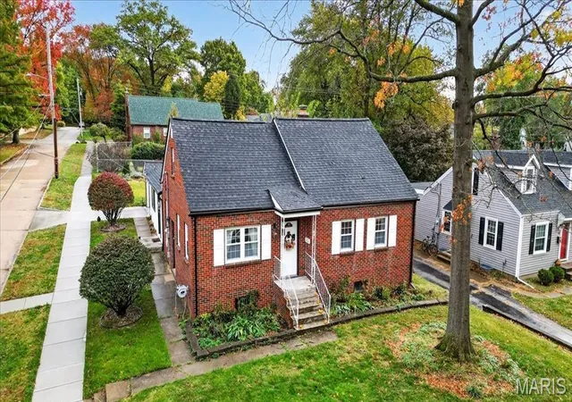 Photo 3 of Single family home for sale at 300 S Charles St, Edwardsville, IL 62025 | MLS# MIS26063152 | Listing updated on 2026-10-29