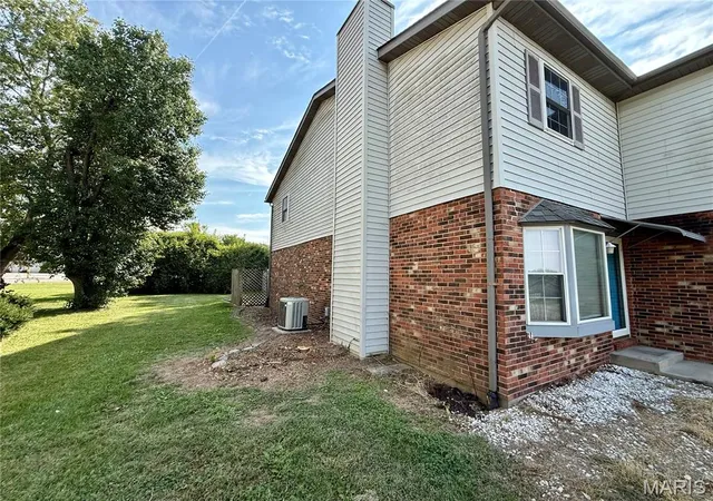 Photo 2 of Sale Pending at 31 Twin Oaks Dr, Belleville, IL 62221 | MLS# MIS26063155 | Listing updated on 2026-10-06