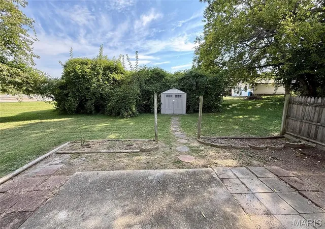 Photo 3 of Sale Pending at 31 Twin Oaks Dr, Belleville, IL 62221 | MLS# MIS26063155 | Listing updated on 2026-10-06