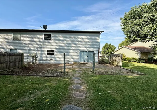 Photo 3 of Sale Pending at 31 Twin Oaks Dr, Belleville, IL 62221 | MLS# MIS26063155 | Listing updated on 2026-10-06