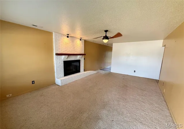 Photo 4 of Sale Pending at 31 Twin Oaks Dr, Belleville, IL 62221 | MLS# MIS26063155 | Listing updated on 2026-10-06