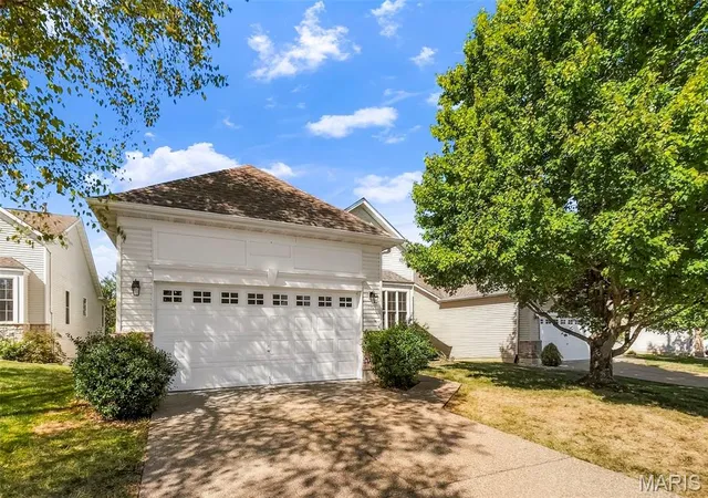Photo 2 of Single family home for sale at 2102 Hawks Landing Dr, Lake Saint Louis, MO 63367 | MLS# MIS26063163 | Listing updated on 2026-10-09