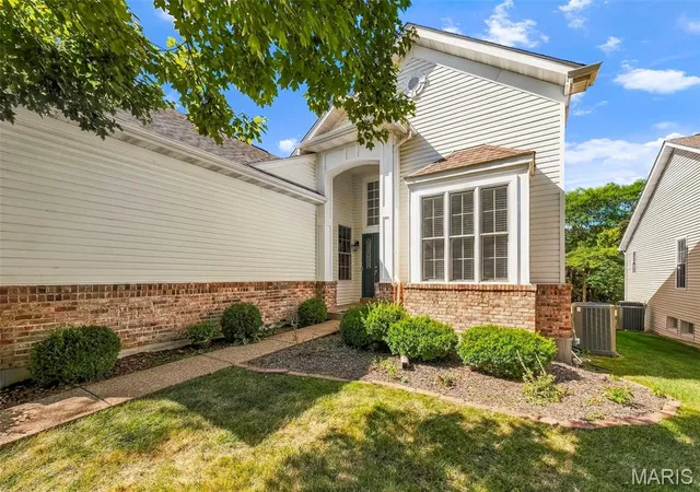 Photo 3 of Single family home for sale at 2102 Hawks Landing Dr, Lake Saint Louis, MO 63367 | MLS# MIS26063163 | Listing updated on 2026-10-09