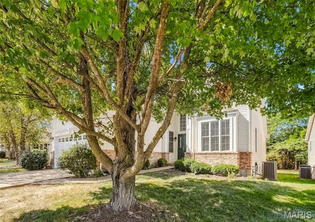 Photo 4 of Single family home for sale at 2102 Hawks Landing Dr, Lake Saint Louis, MO 63367 | MLS# MIS26063163 | Listing updated on 2026-10-09