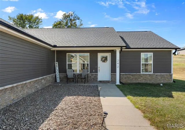 Photo 3 of Sale Pending at 242 Culloden Moore Dr, Jackson, MO 63755 | MLS# MIS26063164 | Listing updated on 2026-10-07