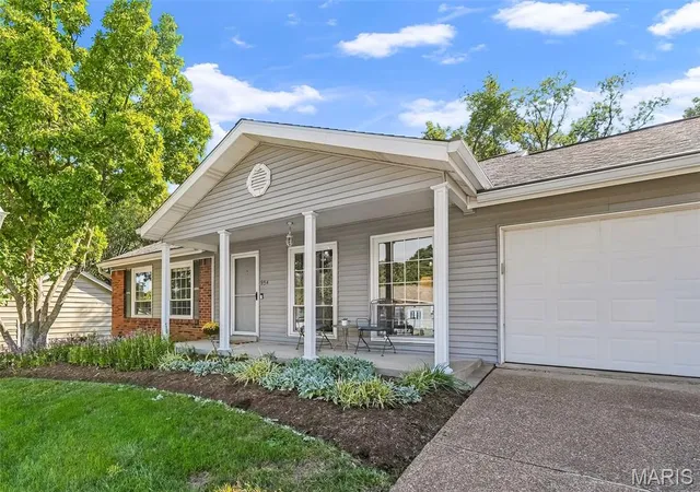 Photo 2 of Single family home for sale at 854 La Bonne Pkwy, Manchester, MO 63021 | MLS# MIS26063165 | Listing updated on 2026-10-05