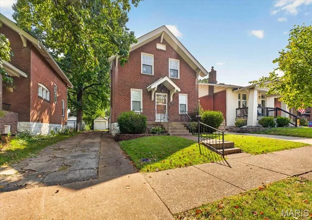 Photo 3 of Sale Pending at 4948 Neosho St, Saint Louis, MO 63109 | MLS# MIS26063180 | Listing updated on 2026-10-05