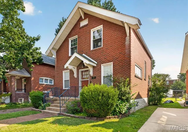 Photo 4 of Sale Pending at 4948 Neosho St, Saint Louis, MO 63109 | MLS# MIS26063180 | Listing updated on 2026-10-05
