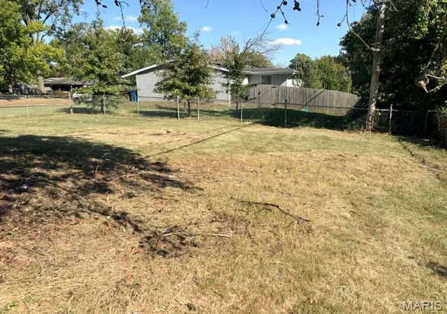 Photo 1 of Sale Pending at 10 Queensbrook Pl, Saint Louis, MO 63132 | MLS# MIS26063183 | Listing updated on 2026-10-21