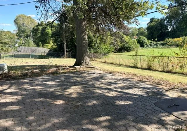 Photo 2 of Sale Pending at 10 Queensbrook Pl, Saint Louis, MO 63132 | MLS# MIS26063183 | Listing updated on 2026-10-21