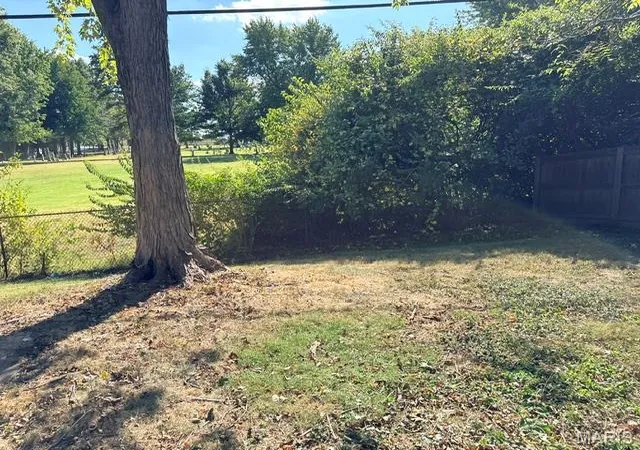 Photo 3 of Sale Pending at 10 Queensbrook Pl, Saint Louis, MO 63132 | MLS# MIS26063183 | Listing updated on 2026-10-21