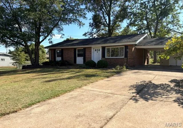 Photo 3 of Sale Pending at 10 Queensbrook Pl, Saint Louis, MO 63132 | MLS# MIS26063183 | Listing updated on 2026-10-21