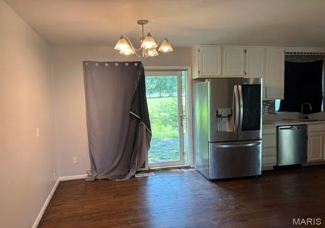 Photo 4 of Sale Pending at 10 Queensbrook Pl, Saint Louis, MO 63132 | MLS# MIS26063183 | Listing updated on 2026-10-21