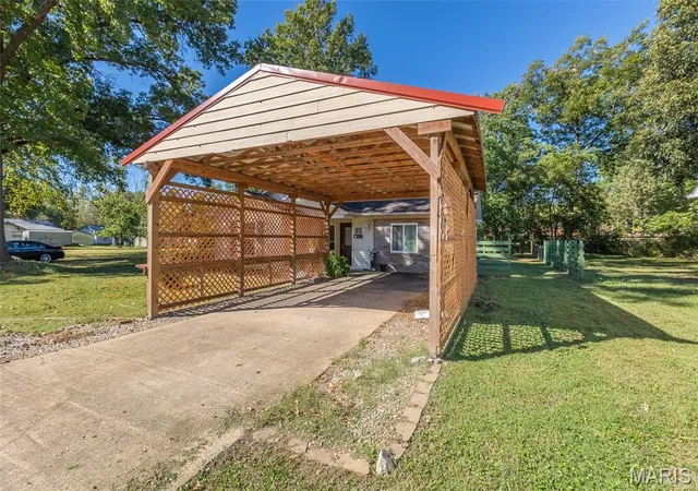 Photo 3 of Single family home for sale at 2121 Pike St, Poplar Bluff, MO 63901 | MLS# MIS26063194 | Listing updated on 2026-10-06