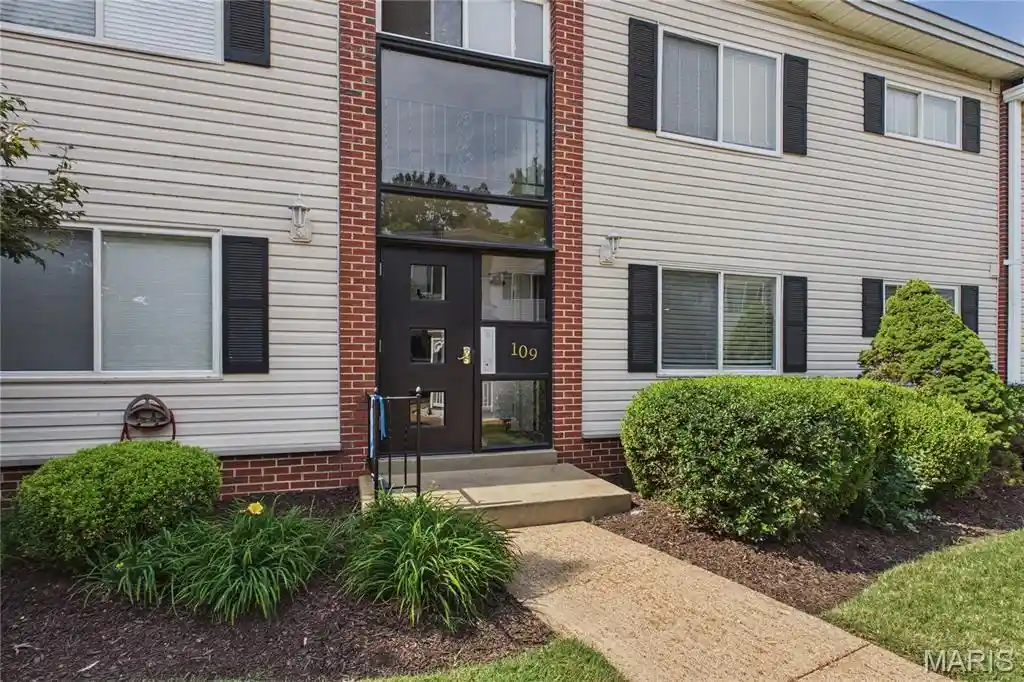 Listing Photo 2 - Condo for sale in 109 E Washington Ave located at 109 E Washington Ave, Kirkwood, MO 63122 - Unit #1N