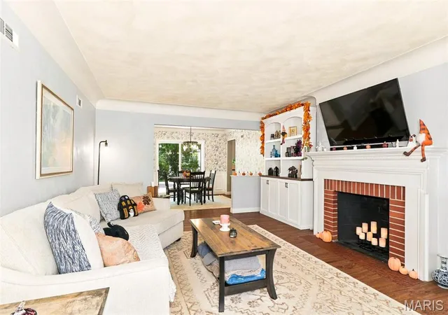 Photo 3 of Sale Pending at 5237 Mccausland Ave, Saint Louis, MO 63109 | MLS# MIS26063202 | Listing updated on 2026-10-12