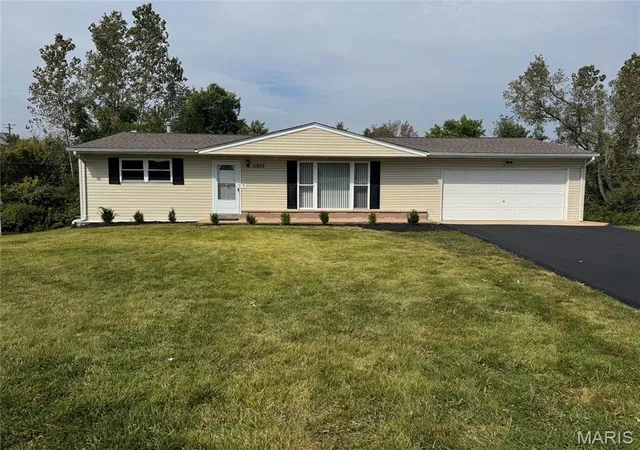 Photo 2 of Single family home for sale at 11923 Barkman Dr, Saint Louis, MO 63146 | MLS# MIS26063220 | Listing updated on 2026-10-07