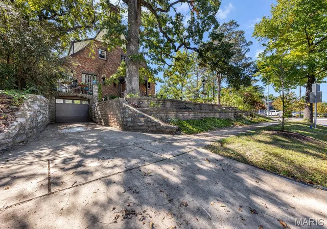 Photo 2 of Single family home for sale at 2100 S Brentwood Blvd, Saint Louis, MO 63144 | MLS# MIS26063227 | Listing updated on 2026-10-05
