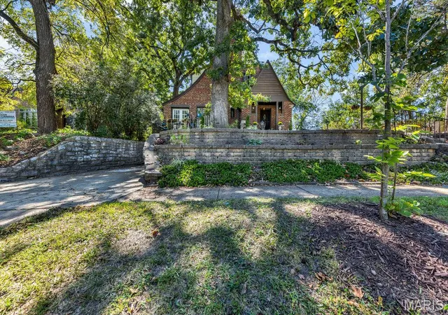 Photo 3 of Single family home for sale at 2100 S Brentwood Blvd, Saint Louis, MO 63144 | MLS# MIS26063227 | Listing updated on 2026-10-05
