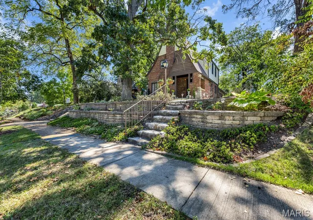 Photo 3 of Single family home for sale at 2100 S Brentwood Blvd, Saint Louis, MO 63144 | MLS# MIS26063227 | Listing updated on 2026-10-05