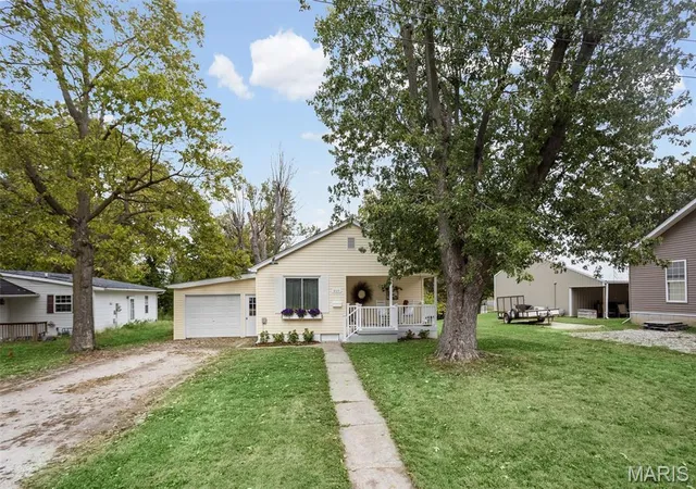 Photo 1 of Single family home for sale at 905 Sarah St, Jerseyville, IL 62052 | MLS# MIS26063231 | Listing updated on 2026-10-06