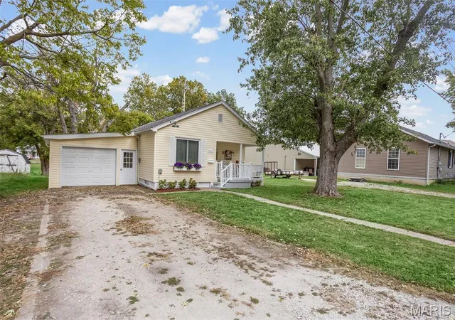 Photo 3 of Single family home for sale at 905 Sarah St, Jerseyville, IL 62052 | MLS# MIS26063231 | Listing updated on 2026-10-06