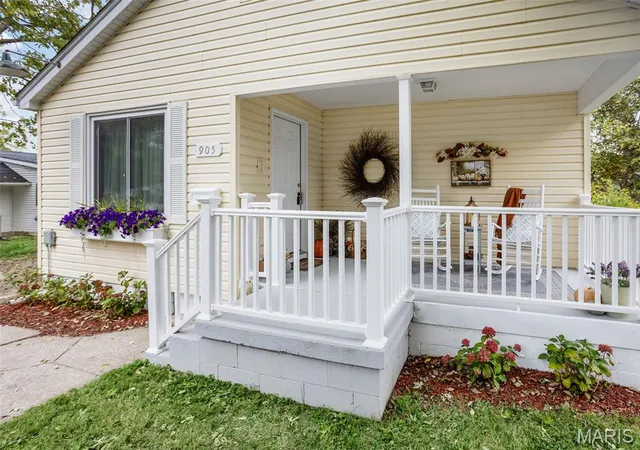 Photo 3 of Single family home for sale at 905 Sarah St, Jerseyville, IL 62052 | MLS# MIS26063231 | Listing updated on 2026-10-06