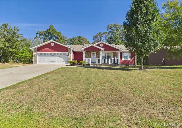 Photo 1 of Sale Pending at 303 Murfield Dr, Poplar Bluff, MO 63901 | MLS# MIS26063246 | Listing updated on 2026-10-06