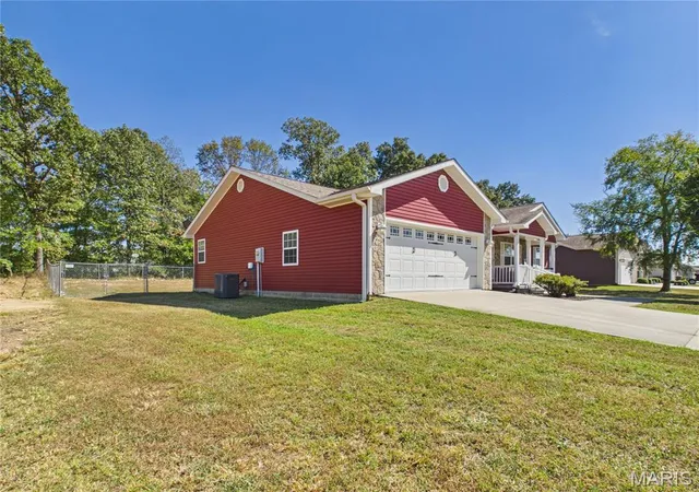 Photo 3 of Sale Pending at 303 Murfield Dr, Poplar Bluff, MO 63901 | MLS# MIS26063246 | Listing updated on 2026-10-06